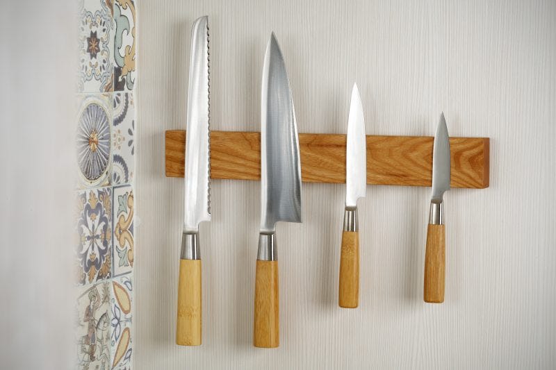 light-knives-on-magnetic-holder-to-the-wall-in-the-kitchen-800x533.jpg
